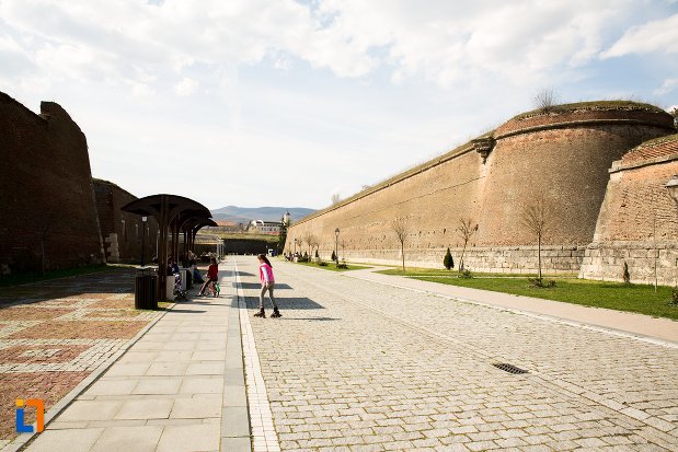 drum-pavat-din-cetatea-alba-carolina-din-alba-iulia-judetul-alba.jpg