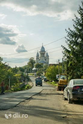 drumul-catre-catedrala-ortodoxa-din-calinesti-oas-judetul-satu-mare.jpg