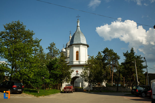 drumul-spre-ansamblul-bisericii-sf-cruce-din-odobesti-judetul-vrancea.jpg