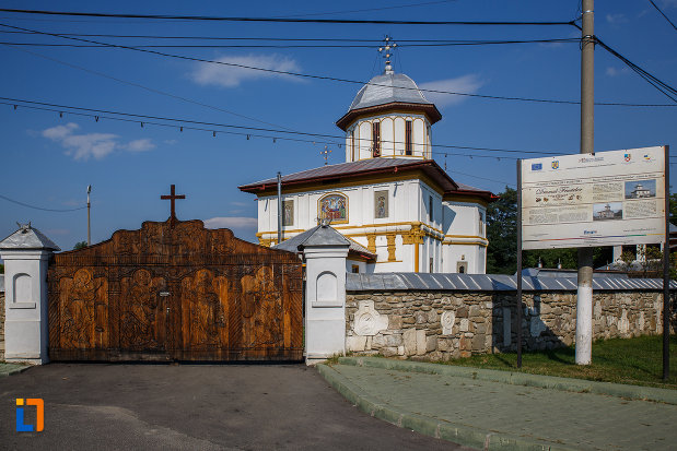 drumul-spre-biserica-adormirea-maicii-domnului-a-fostei-manastiri-valeni-1680-din-valenii-de-munte-judetul-prahova.jpg
