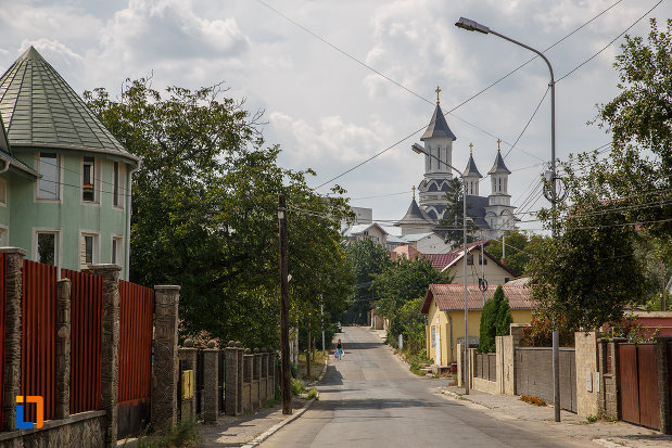 drumul-spre-biserica-armeneasca-turnu-rosu-din-suceava-judetul-suceava.jpg