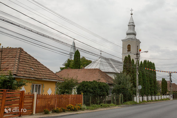 drumul-spre-biserica-ortodoxa-din-tautii-magheraus-judetul-maramures.jpg