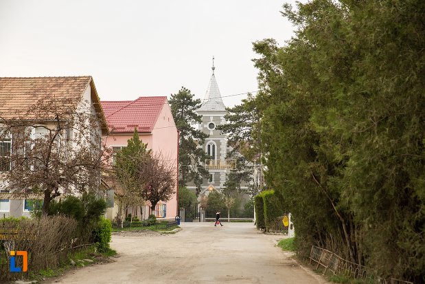 drumul-spre-biserica-reformata-din-ocna-mures-judetul-alba.jpg