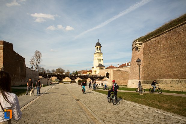 drumul-spre-catedrala-reintregirii-din-alba-iulia-judetul-alba.jpg