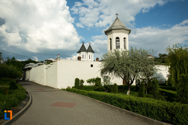 drumul-spre-manastirea-clocociov-din-slatina-judetul-olt.jpg