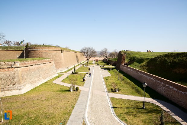 drumuri-din-interiorul-cetatii-alba-carolina-din-alba-iulia-judetul-alba.jpg