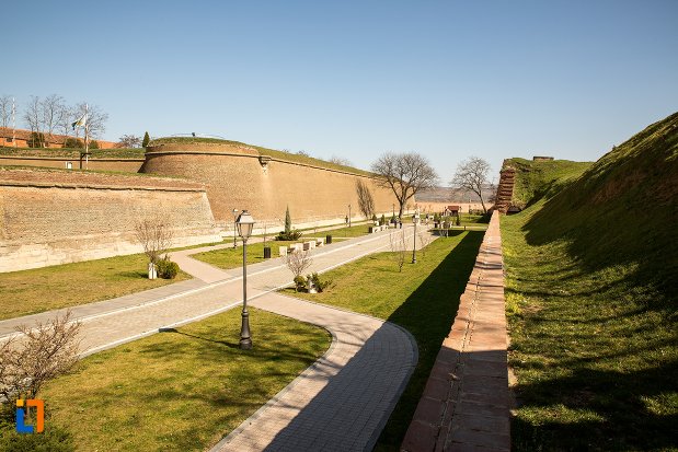 drumuri-din-traseul-celor-trei-fortificatii-din-alba-iulia-judetul-alba.jpg