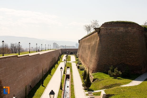 drumuri-si-ziduri-de-la-cetatea-alba-carolina-din-alba-iulia-judetul-alba.jpg