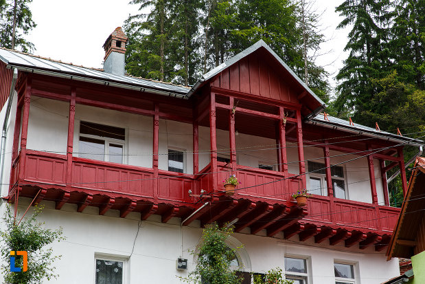etajul-de-la-casa-lucian-marcu-din-azuga-judetul-prahova.jpg