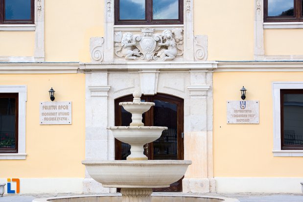 fantana-arteziana-de-la-palatul-apor-azi-universitatea-1-decembrie-rectorat-din-alba-iulia-judetul-arges.jpg