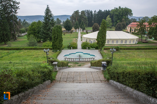 fantana-arteziana-de-la-palatul-de-vara-brukenthal-de-la-avrig-judetul-sibiu.jpg