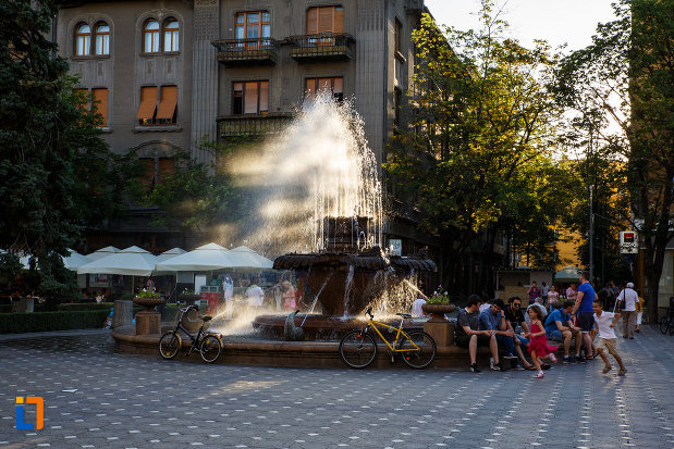 fantana-arteziana-din-piata-victoriei-din-timisoara-judetul-timis.jpg