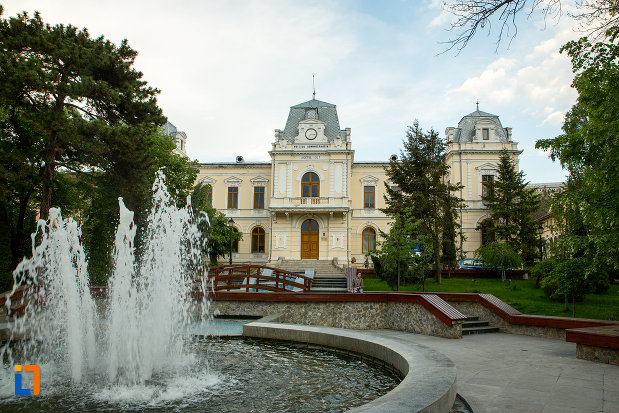 fantana-arteziana-langa-muzeul-judeean-olt-din-slatina.jpg
