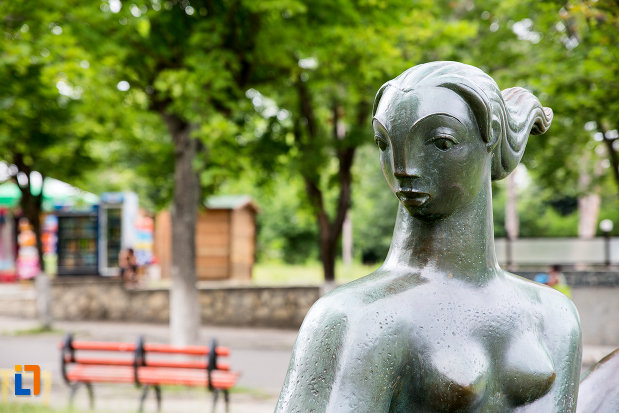 fata-de-la-statuia-fata-cu-floare-din-eforie-nord-judetul-constanta.jpg