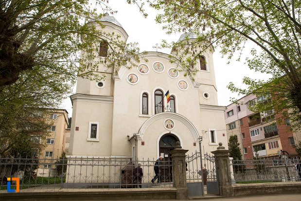 fatada-de-la-biserica-ortodoxa-veche-din-ocna-mures-judetul-alba.jpg