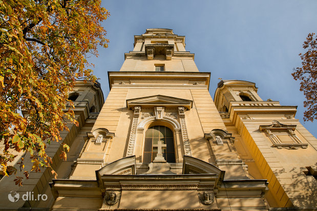 fatada-de-la-biserica-romano-catolica-coborarea-sfantului-duh-din-oradea-judetul-bihor.jpg