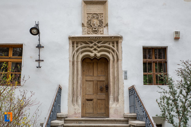 fatada-de-la-casa-cu-fragment-din-capela-gotica-din-sibiu-judetul-sibiu.jpg