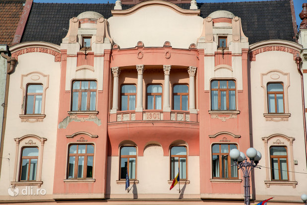 fatada-de-la-casa-de-economii-a-comitatului-azi-casa-de-cultura-a-municipiului-si-banca-din-oradea-judetul-bihor.jpg