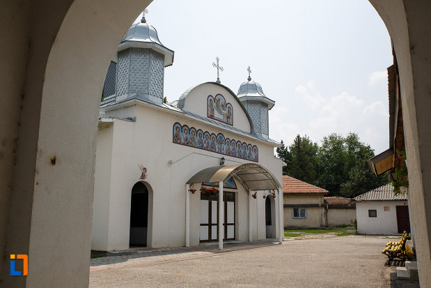 fatada-de-la-catedrala-ortodoxa-sf-teodor-tiron-1818-din-rosiori-de-vede-judetul-teleorman.jpg