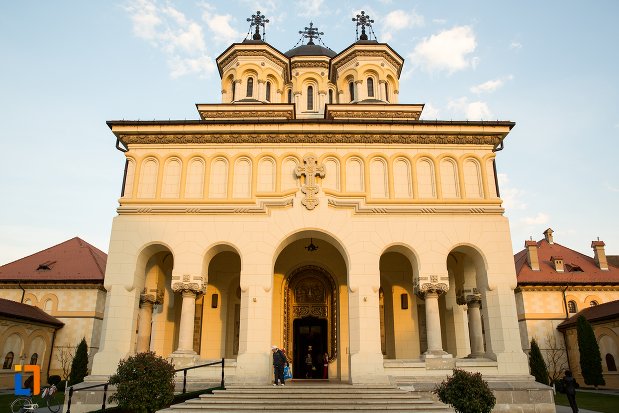 fatada-de-la-catedrala-reintregirii-din-alba-iulia-judetul-alba.jpg