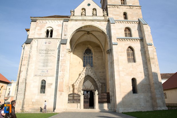 fatada-de-la-catedrala-romano-catolica-sfantul-mihail-din-alba-iulia-judetul-alba.jpg