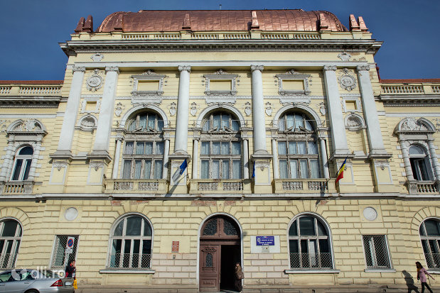 fatada-de-la-hala-de-comert-azi-universitatea-oradea-facultatea-de-medicina-si-farmacie-judetul-bihor.jpg