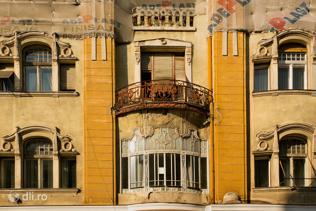 fatada-de-la-palatul-apollo-din-oradea-judetul-bihor.jpg
