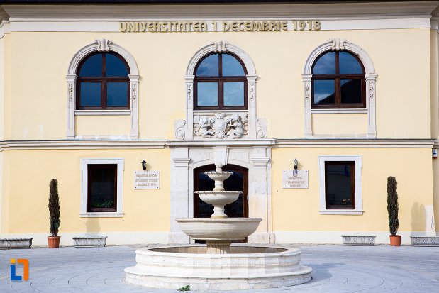 fatada-de-la-palatul-apor-azi-universitatea-1-decembrie-rectorat-din-alba-iulia-judetul-arges.jpg