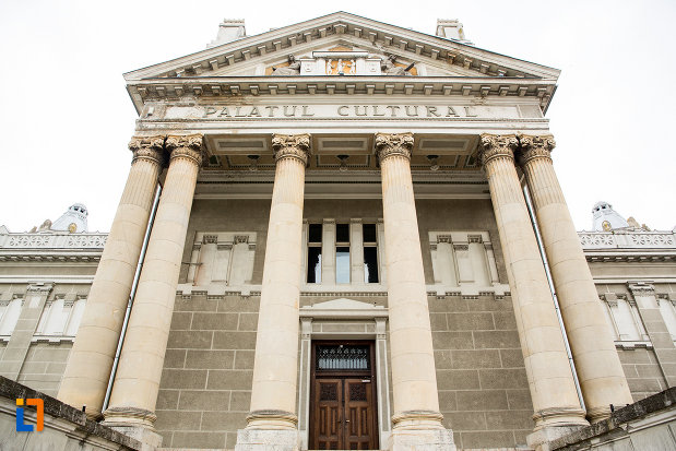 fatada-de-la-palatul-cultural-din-arad-judetul-arad.jpg