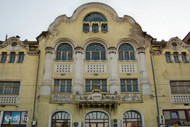 fatada-de-la-palatul-vulturul-negru-din-oradea-judetul-bihor.jpg