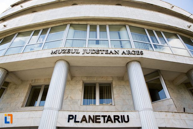 fatada-de-la-planetariul-si-galeria-nationala-de-arta-naiva-din-pitesti-judetul-arges.jpg