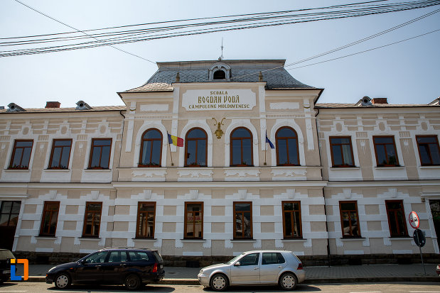 fatada-de-la-scoala-bogdan-voda-din-campulung-moldovenesc-judetul-suceava.jpg