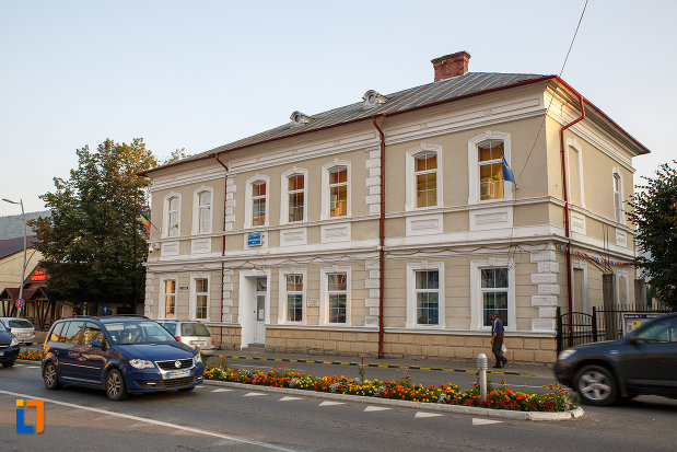 fatada-de-la-scoala-din-gura-humorului-judetul-suceava.jpg