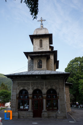 fatada-principala-de-la-biserica-domneasca-nasterea-maicii-domnului-din-busteni-judetul-prahova.jpg