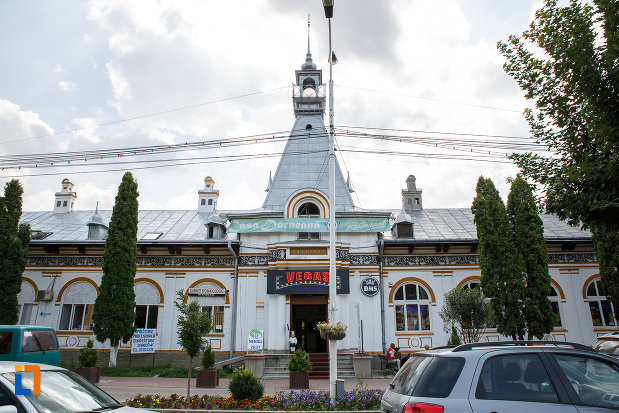 fatada-principala-de-la-cladirea-bailor-1898-din-vatra-dornei-judetul-suceava.jpg