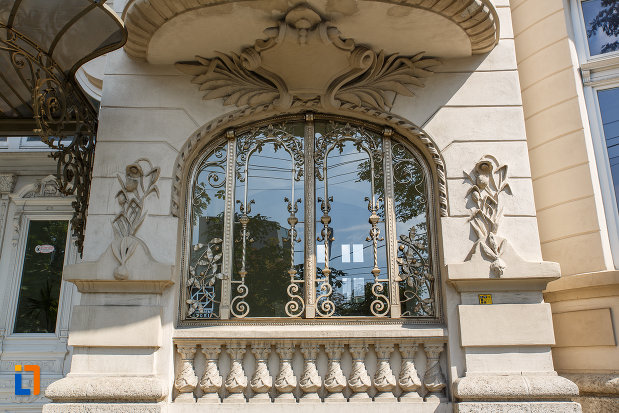 fereastra-cu-fier-forjat-casa-ghita-stoenescu-1885-azi-clinica-din-ploiesti-judetul-prahova.jpg