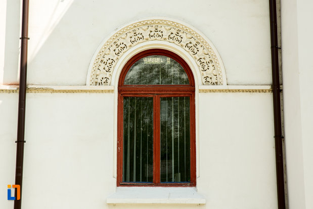 fereastra-cu-motive-decorative-camin-de-ucenici-al-cooperatiei-mestesugaresti-azi-primaria-din-targu-jiu-judetul-gorj.jpg