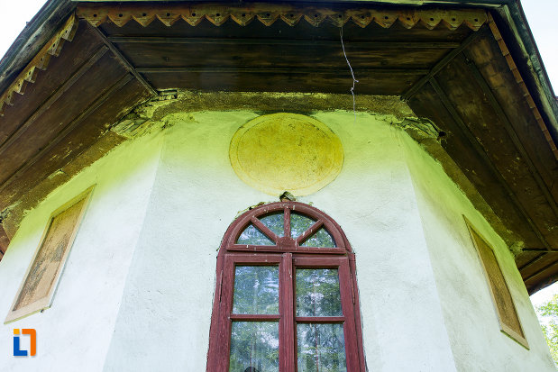 fereastra-de-la-biserica-adormirea-maicii-domnului-din-lupoita-judetul-gorj.jpg