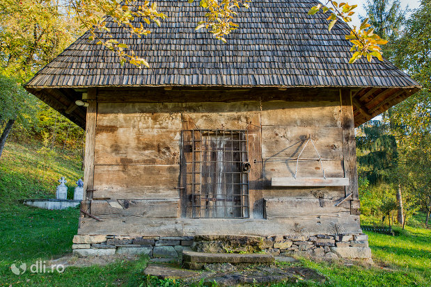 fereastra-de-la-biserica-de-lemn-sf-arhangheli-din-manastirea-judetul-maramures.jpg