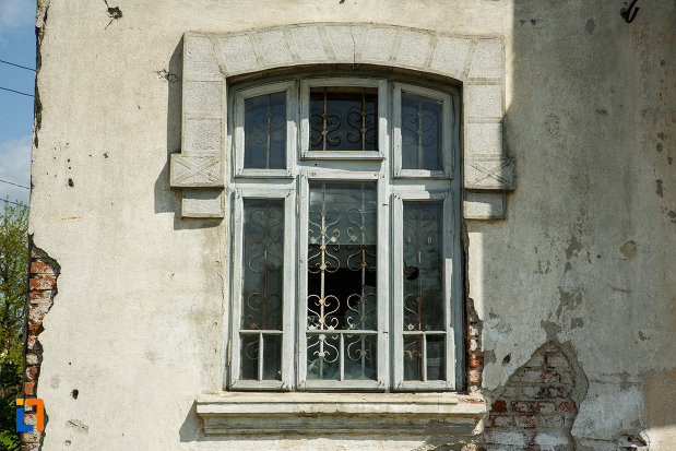 fereastra-de-la-conacul-din-babeni-judetul-valcea.jpg
