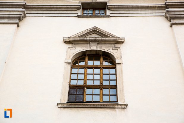 fereastra-de-la-fosta-manastire-a-trinitarienilor-azi-biblioteca-batthyaneum-din-alba-iulia-judetul-alba.jpg