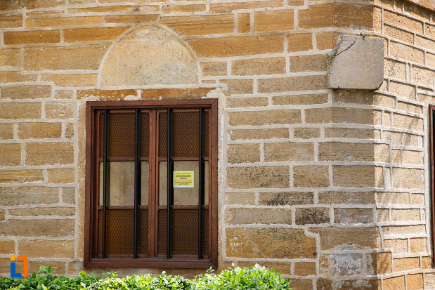 fereastra-de-la-mausoleul-lui-gazi-ali-pasa-din-babadag-judetul-tulcea.jpg