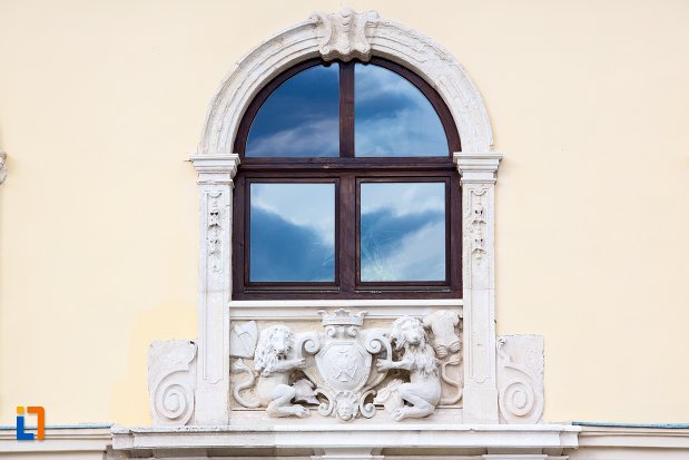 fereastra-de-la-palatul-apor-azi-universitatea-1-decembrie-rectorat-din-alba-iulia-judetul-arges.jpg