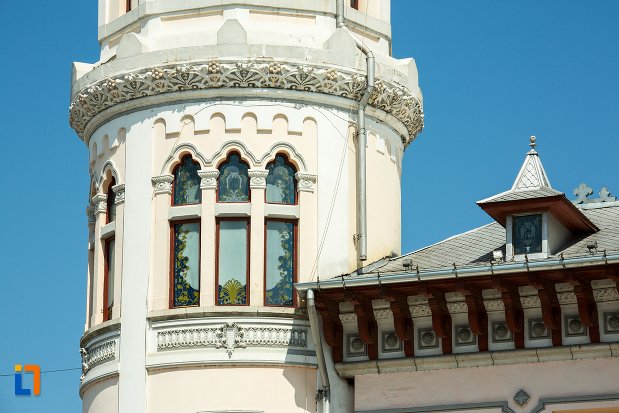 fereastra-de-la-palatul-comunal-din-buzau-judetul-buzau.jpg