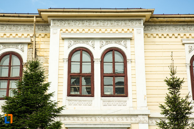 fereastra-de-la-scoala-otetelesanu-din-craiova-judetul-dolj.jpg