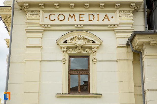 fereastra-de-la-teatrul-national-din-caracal-judetul-olt.jpg