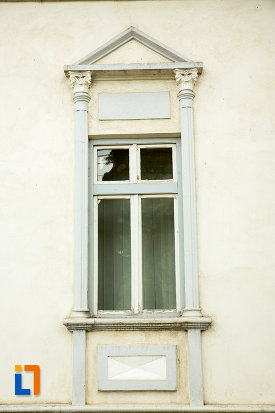 fereastra-de-la-trezoreria-din-corabia-judetul-olt.jpg