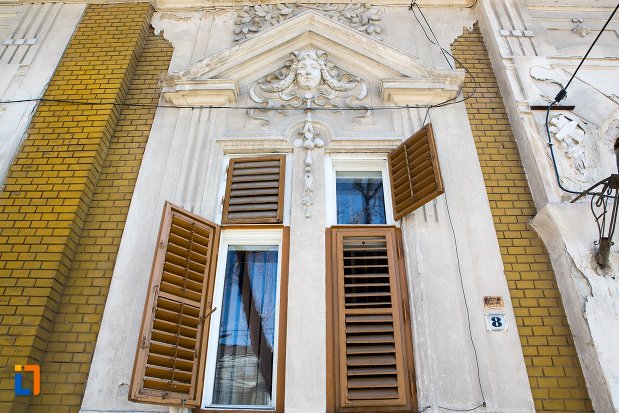 fereastra-din-ansamblul-urban-str-teilor-din-alba-iulia-judetul-alba-casa-de-la-nr-8.jpg