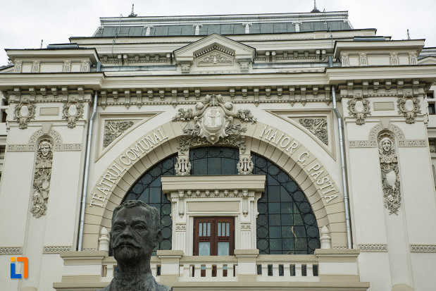 fereastra-semicirculara-de-la-teatrul-mr-gh-pastia-din-focsani-judetul-vrancea.jpg