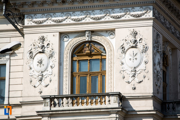 fereastra-si-balcon-palatul-neumann-din-arad-judetul-arad.jpg